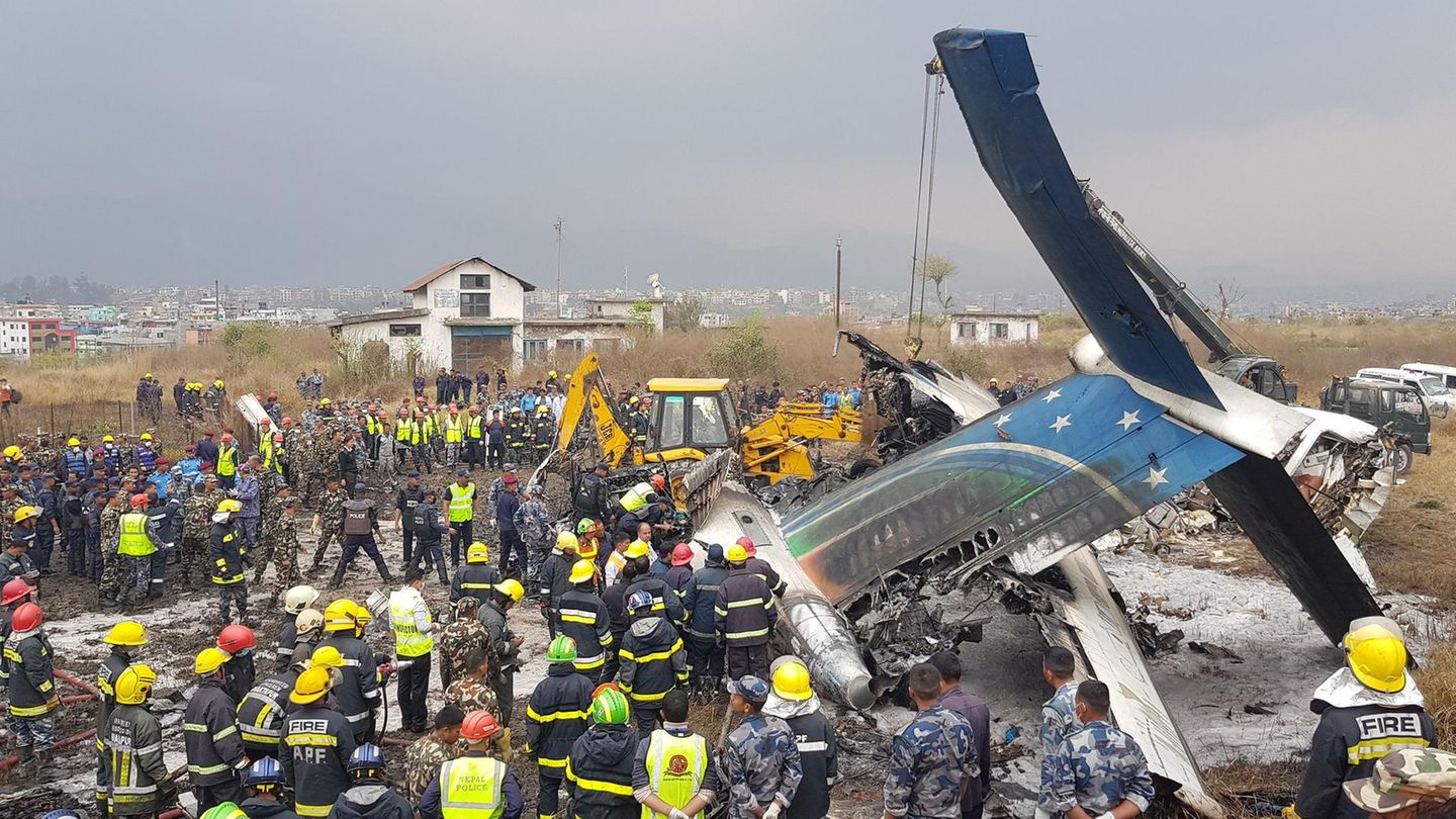 Bergungsarbeit am Rande des Tribhuwan International Airport bei Kathmandu: das Leitwerk der im März 2018 abgestürzten Dash 8-400