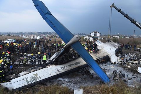 Überreste des Wracks der im März 2018 bei Kathmandu abgestürzten Dash 8-400