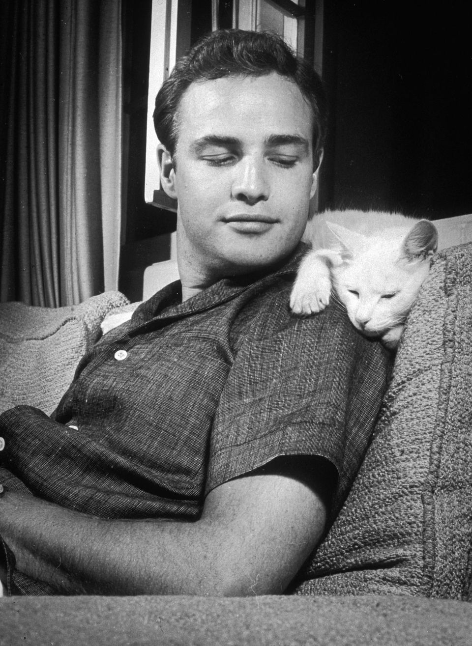 Dösen auf der Schulter von Marlon Brando; aufgenommen 1954 in der Villa des Schauspielers in Los Angeles.