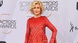 Jane Fonda trägt Schuppen und sieht damit fantastisch aus: Natürlich ist nur die Valentino-Robe der 81-Jährigen gemeint.