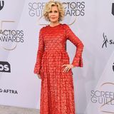 Jane Fonda trägt Schuppen und sieht damit fantastisch aus: Natürlich ist nur die Valentino-Robe der 81-Jährigen gemeint.