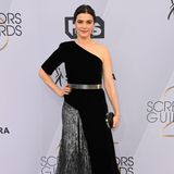 Samt, Federn und eine nackte Schulter: Schauspielerin Rachel Weisz (in Givenchy) präsentierte das perfekte Outfit