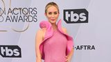 Miss Piggy dürfte sie um dieses Outfit beneiden: Schauspielerin Emily Blunt in einer pinken Paillettenrobe von Michael Kors