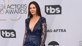 Dekolleté und Beinschlitz: Darauf setzte auch Catherine Zeta-Jones. Die blaue Paillettenrobe der 49-Jährigen stammt von Zuhair Murad.