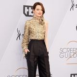 Sie hat es schon wieder getan: Schauspielerin Emma Stone kam in Hosen zur Award-Show. Das Modell von Louis Vuitton wirkte allerdings drei Nummern zu groß für die zierliche 30-Jährige.