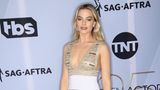 Schlicht schick: Schauspielerin Margot Robbie in einer Robe von Chanel