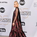 Diesen Namen sollten Sie sich merken: Lucy Boynton. Die 25-Jährige spielt an der Seite von Rami Malek in "Bohemian Rhapsody", auch privat sind die beiden ein Paar. Modisch mischt die Amerikanerin in diesem Erdem-Kleid ebenfalls ganz vorn mit.