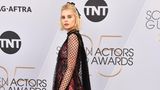 Diesen Namen sollten Sie sich merken: Lucy Boynton. Die 25-Jährige spielt an der Seite von Rami Malek in "Bohemian Rhapsody", auch privat sind die beiden ein Paar. Modisch mischt die Amerikanerin in diesem Erdem-Kleid ebenfalls ganz vorn mit.