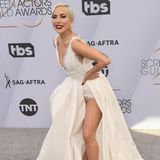 Ein Ausschnitt bis zum Bauchnabel, ein Beinschlitz, dass die Unterhose blitzt und Tattoos am ganzen Körper: Lady Gaga (in Dior) verstand es, bei den SAG Awards alle Blicke auf sich zu ziehen