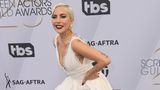 Ein Ausschnitt bis zum Bauchnabel, ein Beinschlitz, dass die Unterhose blitzt und Tattoos am ganzen Körper: Lady Gaga (in Dior) verstand es, bei den SAG Awards alle Blicke auf sich zu ziehen