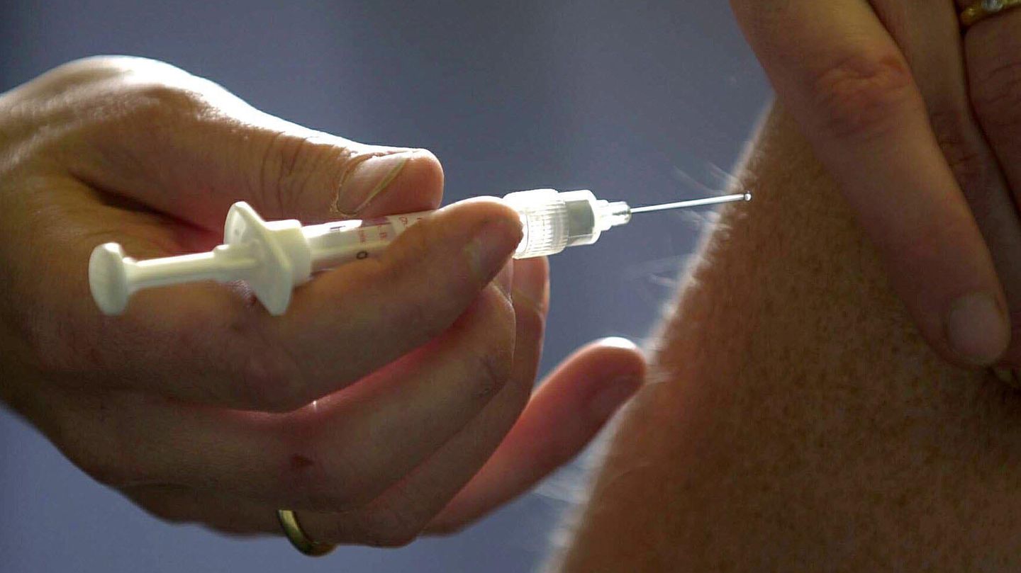Ein Patient erhält eine Schutzimpfung gegen Masern