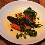 Die Vorspeise: Grünköhl, Karotten, Joghurt-Sauce, die mit Curry gewürzt ist (ich habe auf Kurkuma getippt, das aber im Curry enthalten ist). Tim Mälzer lässt es so gelten.