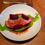 Die Hauptspeise sieht nicht nur lecker aus, sondern schmeckt auch so. Den Tafelspitz aus Kalb habe ich mit Roastbeef verwechselt. Die anderen Komponenten wie Petersilien-Püree und Rote Bete habe ich aber richtig erschmeckt.