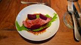 Die Hauptspeise sieht nicht nur lecker aus, sondern schmeckt auch so. Den Tafelspitz aus Kalb habe ich mit Roastbeef verwechselt. Die anderen Komponenten wie Petersilien-Püree und Rote Bete habe ich aber richtig erschmeckt.