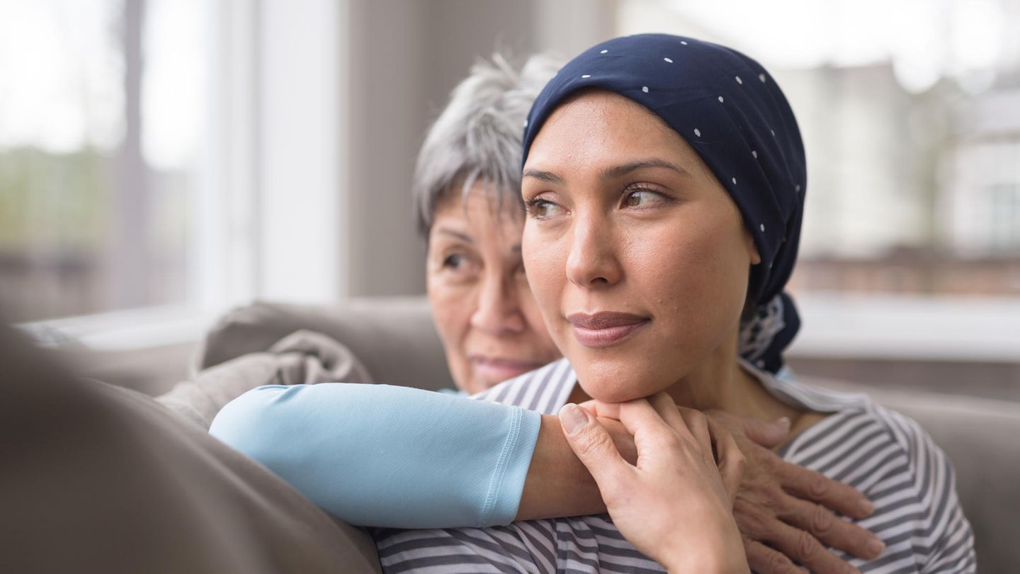Tipps für Angehörige nach einer Krebs-Diagnose: Zwei Frauen sitzen auf einer Couch