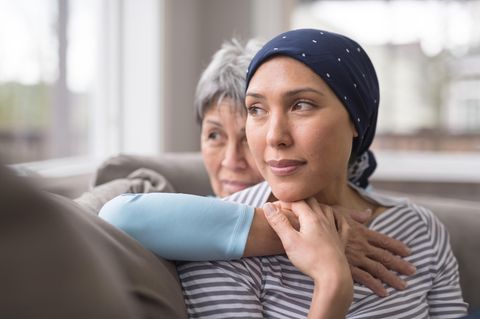 Tipps für Angehörige nach einer Krebs-Diagnose: Zwei Frauen sitzen auf einer Couch