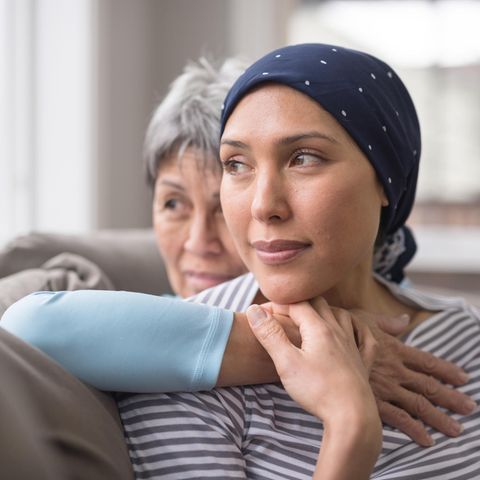 Tipps für Angehörige nach einer Krebs-Diagnose: Zwei Frauen sitzen auf einer Couch