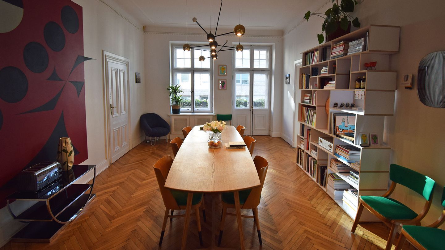 Das Ess- und Wohnzimmer des Hotels Autor Rooms in Warschau: Morgens treffen sich die Gäste der vier Zimmer zum Frühstück am langen Tisch und kommen ins Gespräch.