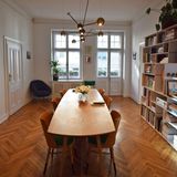 Das Ess- und Wohnzimmer des Hotels Autor Rooms in Warschau: Morgens treffen sich die Gäste der vier Zimmer zum Frühstück am langen Tisch und kommen ins Gespräch.