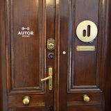 Die Eingangstür im Altbau zum Autor Rooms: Das Logo am rechten Türflügel ist das der weltweiten Marketingvereinigung der Designhotels.