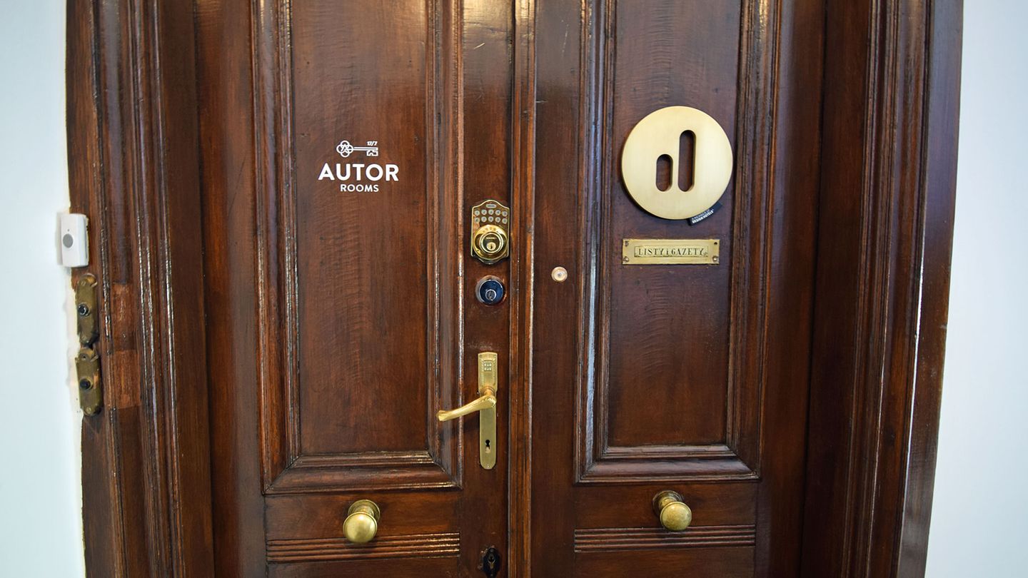 Die Eingangstür im Altbau zum Autor Rooms: Das Logo am rechten Türflügel ist das der weltweiten Marketingvereinigung der Designhotels.