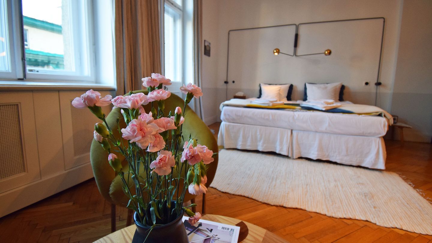 Knarzende Fußböden und frische Blumen auf dem Couchtisch: Zimmer 2020