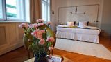 Knarzende Fußböden und frische Blumen auf dem Couchtisch: Zimmer 2020