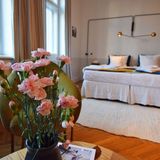 Knarzende Fußböden und frische Blumen auf dem Couchtisch: Zimmer 2020