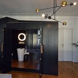 Blickfang und funktionaler Fremdkörper in Room 2020 ist die nachträglich eingebaute hölzerne Nasszelle mit Dusche, WC und Kleiderschrank.