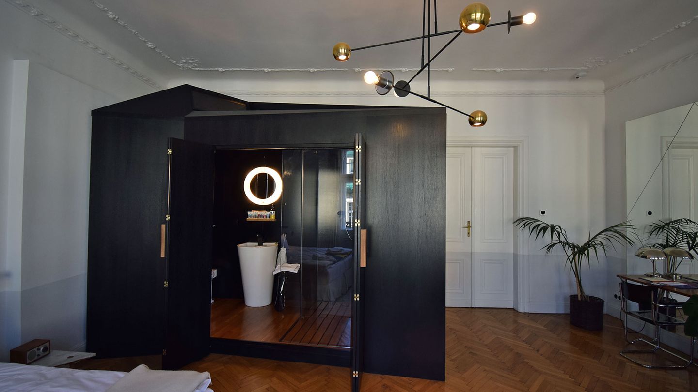 Blickfang und funktionaler Fremdkörper in Room 2020 ist die nachträglich eingebaute hölzerne Nasszelle mit Dusche, WC und Kleiderschrank.