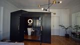 Blickfang und funktionaler Fremdkörper in Room 2020 ist die nachträglich eingebaute hölzerne Nasszelle mit Dusche, WC und Kleiderschrank.