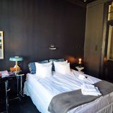 Zimmernummer 1440: Es ist der kleinste Raum mit anthrazitfarbenen Wänden. Die Nummer bezieht sich auf ein historisches Datum in der Geschichte Polens, auf die Schlacht bei Tannenberg.