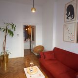 Ausgesuchtes Mobiliar "made in Poland": Das Wohnzimmer vom Raum mit der Nummer 1968