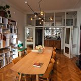 Bildbände, Literatur und Kaffeemaschine im Wohnzimmer: An der verspiegelten Anrichte kann sich jeder Gast bei den Drinks bedienen.