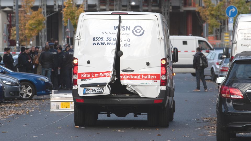 Geldtransporter Razzia Mit aufgebrochenen Türen steht der Geldtransporter auf der Alexanderstraße/Ecke Schillingstraße