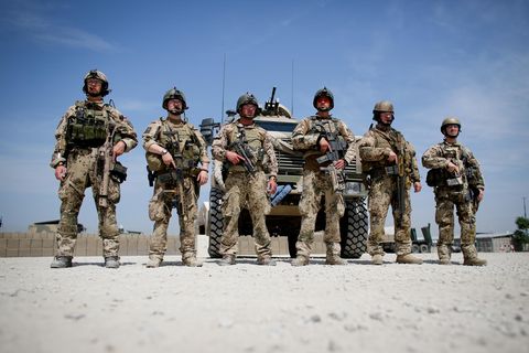 Soldaten der Bundeswehr hören im Feldlager in Kundus