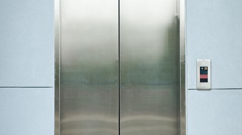 Ein Aufzug in einem Gebäude