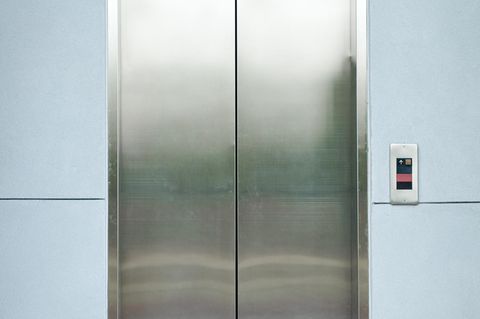Ein Aufzug in einem Gebäude
