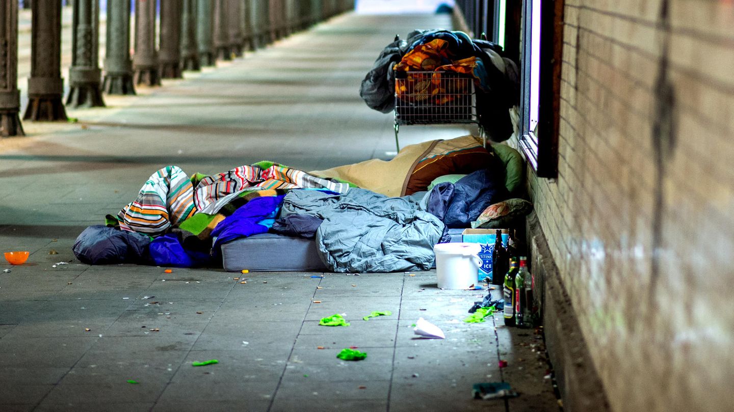 Ein Obdachloser liegt unter einer Eisenbahnunterführung (Symbolbild)