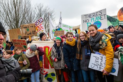 Vergangene Woche Freitag in Berlin: Teilnehmer der Demo "Fridays for Future", darunter die vier stern-Gesprächspartner Ronja H., Linus S., Ragna D. und Florian F. (vorn Mitte, von links nach rechts)