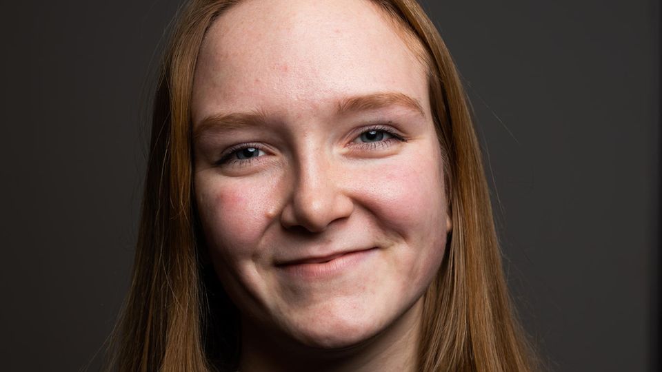 Freitags-Demonstrationen: Ragna D., 18, kommt aus dem Dorf Ballenhausen bei Friedland. Sie macht dieses Jahr Abitur. Danach möchte sie Biotechnologie studieren. Ragna fährt jeden Tag eine halbe Stunde mit dem Rad zur Schule. Ragna D., 18, kommt aus dem Dorf Ballenhausen bei Friedland. Sie macht dieses Jahr Abitur. Danach möchte sie Biotechnologie studieren. Ragna fährt jeden Tag eine halbe Stunde mit dem Rad zur Schule.
