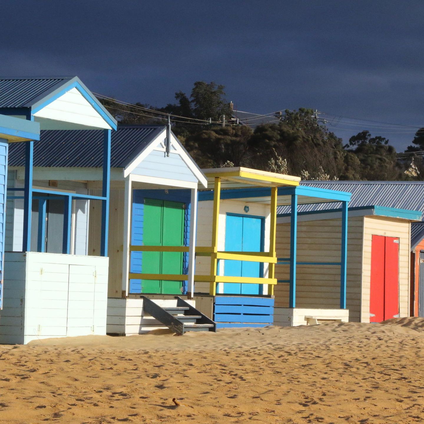 Nur eine gute Autostunde von Melbourne entfernt: Die Strandhütten am Mount Martha Beach dienten früher als Umkleidekabinen