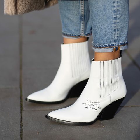 Bloggerin Aylin König trägt weiße Stiefel