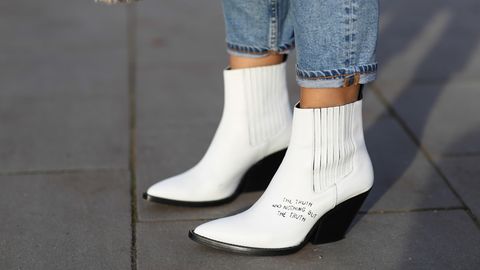 Bloggerin Aylin König trägt weiße Stiefel