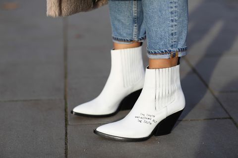 Bloggerin Aylin König trägt weiße Stiefel