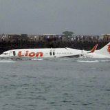 Zu den Schlusslichtern der Jacdec-Untersuchung gehören Airlines aus Indonesien: Der Billigflieger Lion Air verzeichnet seit der Gründung im Jahr 2000 allein 14 schwere Zwischenfälle und 8 Totalverluste von Flugzeugen. Das Bild zeigt eine Boeing 737, die am 13. April 2013 die Landebahn des Ngurah Rai Airport auf Bali verfehlt hatte.  Jacdec-Risikoindex: 54,20 Prozent (je höher der Prozentwert, desto besser ist sie bewertet), Tendenz negativ