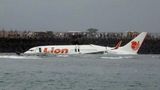 Zu den Schlusslichtern der Jacdec-Untersuchung gehören Airlines aus Indonesien: Der Billigflieger Lion Air verzeichnet seit der Gründung im Jahr 2000 allein 14 schwere Zwischenfälle und 8 Totalverluste von Flugzeugen. Das Bild zeigt eine Boeing 737, die am 13. April 2013 die Landebahn des Ngurah Rai Airport auf Bali verfehlt hatte.  Jacdec-Risikoindex: 54,20 Prozent (je höher der Prozentwert, desto besser ist sie bewertet), Tendenz negativ