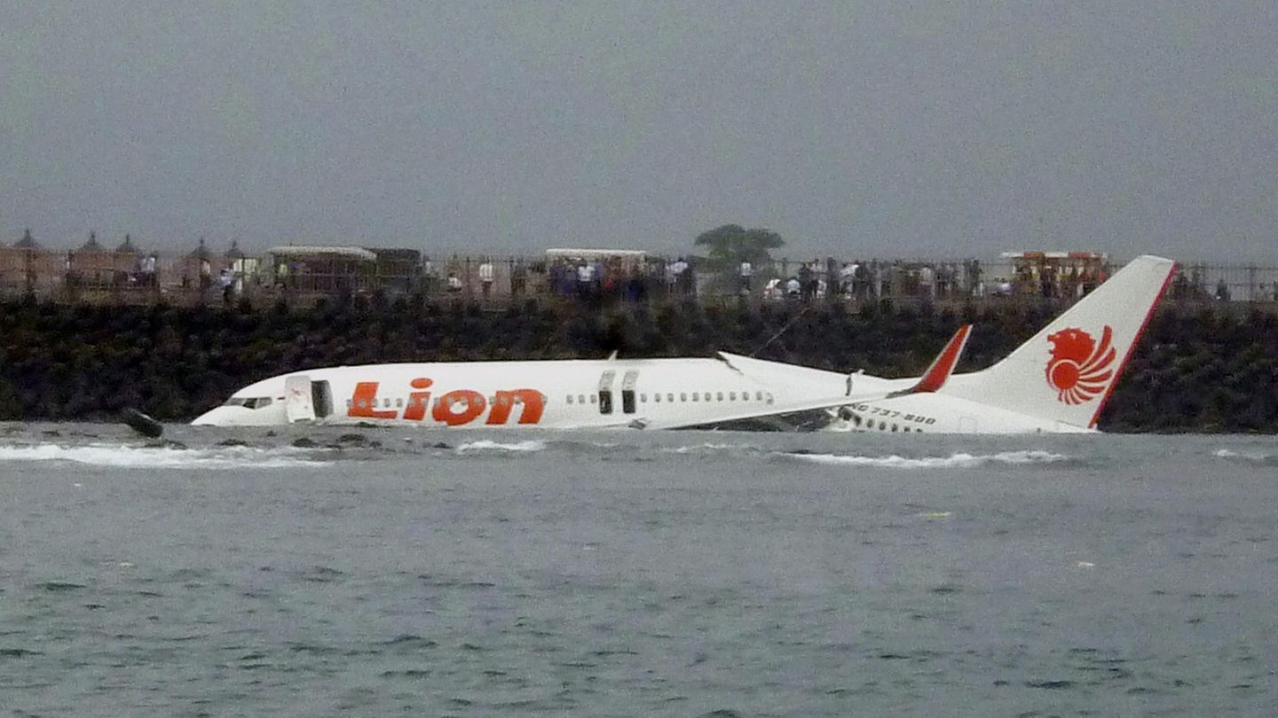 Airline-Statistik: Zu den Schlusslichtern der Jacdec-Untersuchung gehören Airlines aus Indonesien: Der Billigflieger Lion Air verzeichnet seit der Gründung im Jahr 2000 allein 14 schwere Zwischenfälle und 8 Totalverluste von Flugzeugen. Das Bild zeigt eine Boeing 737, die am 13. April 2013 die Landebahn des Ngurah Rai Airport auf Bali verfehlt hatte. Jacdec-Risikoindex: 54,20 Prozent (je höher der Prozentwert, desto besser ist sie bewertet), Tendenz negativ Zu den Schlusslichtern der Jacdec-Untersuchung gehören Airlines aus Indonesien: Der Billigflieger Lion Air verzeichnet seit der Gründung im Jahr 2000 allein 14 schwere Zwischenfälle und 8 Totalverluste von Flugzeugen. Das Bild zeigt eine Boeing 737, die am 13. April 2013 die Landebahn des Ngurah Rai Airport auf Bali verfehlt hatte. Jacdec-Risikoindex: 54,20 Prozent (je höher der Prozentwert, desto besser ist sie bewertet), Tendenz negativ