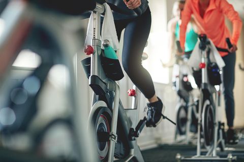 Frau auf Spinning-Rad