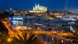 Spanien: Palma de Mallorca  Zu den wichtigsten Drehscheiben des Kreuzfahrttourimus im westlichen Mittelmeer zählt Palma. Durch den von fast allen deutschen Flughäfen leicht zu erreichenden Flughafen reisen die Passagiere an und ab. Die Estacion Maritima im Westen vom Port de Palma ist sieben Kilometer vom Stadtzentrum entfernt. Deshalb  ist ein Transport mit der Buslinie 1, einem Shuttle oder ein Taxi für einen Stadtbesuch erforderlich. 